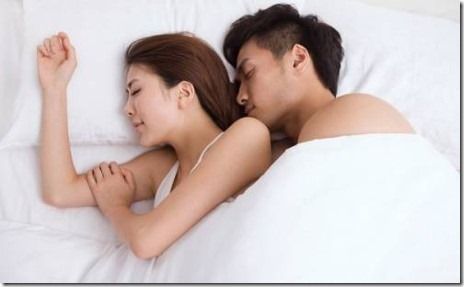 5 tư thế ngủ chứng tỏ chồng yêu vợ nhất trên đời. Hãy buộc chặt ông chồng này nhé!