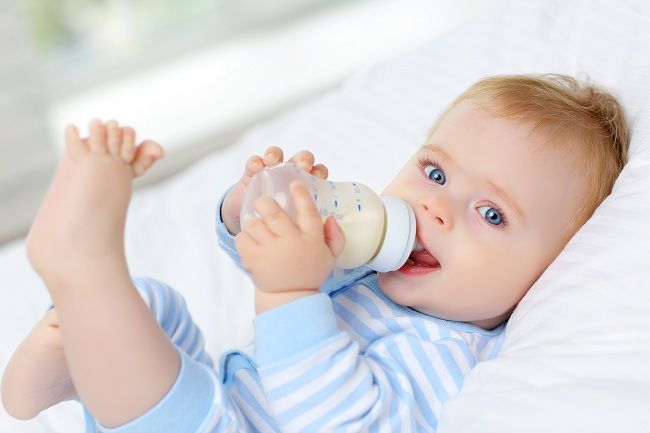 [Sự Thật] Có Nên Cho Con Uống 2 Loại Sữa Cùng Lúc?